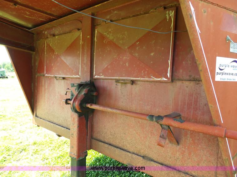 image for item L2052 1996 Coose livestock trailer