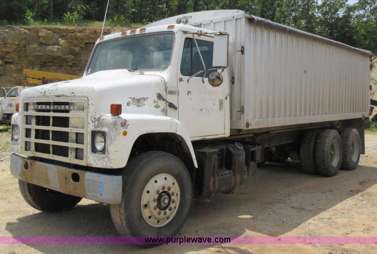 image for item L2782 1986 International S2300 grain truck