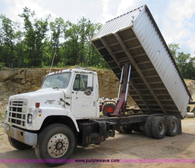 image for item L2782 1986 International S2300 grain truck