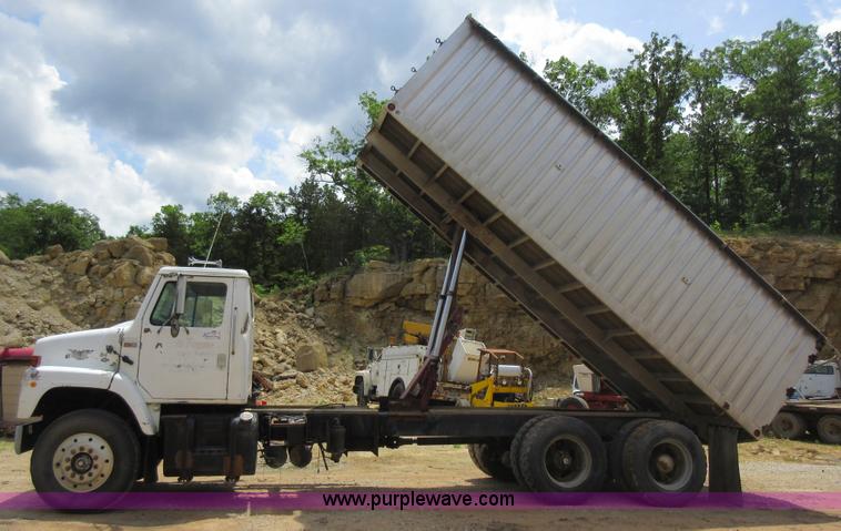 image for item L2782 1986 International S2300 grain truck