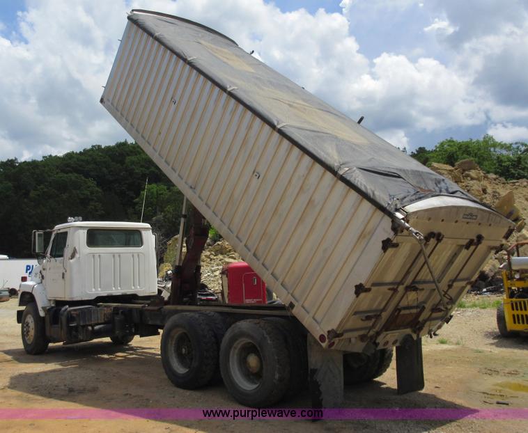 image for item L2782 1986 International S2300 grain truck