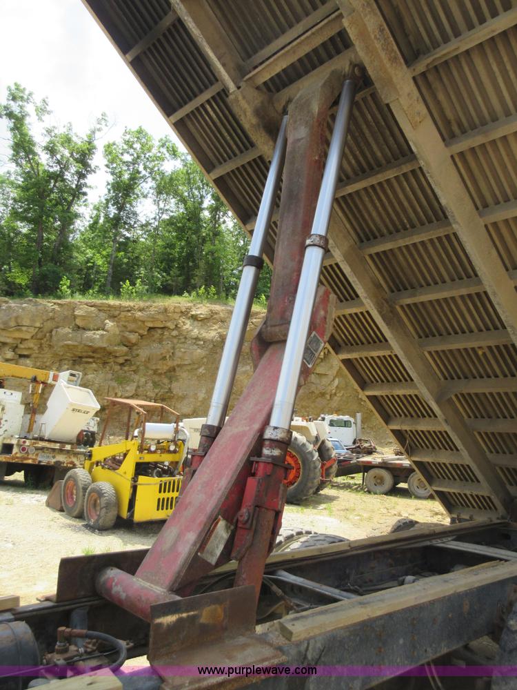 image for item L2782 1986 International S2300 grain truck