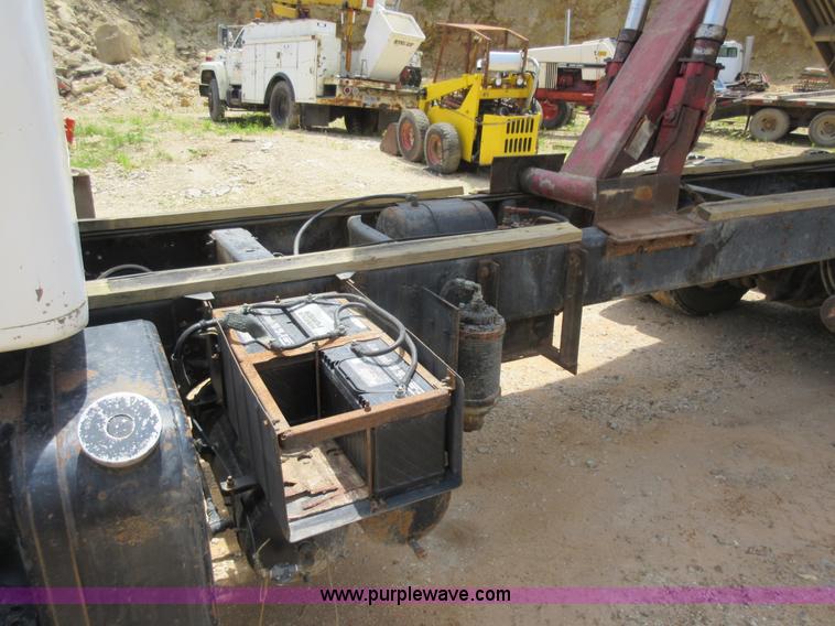 image for item L2782 1986 International S2300 grain truck