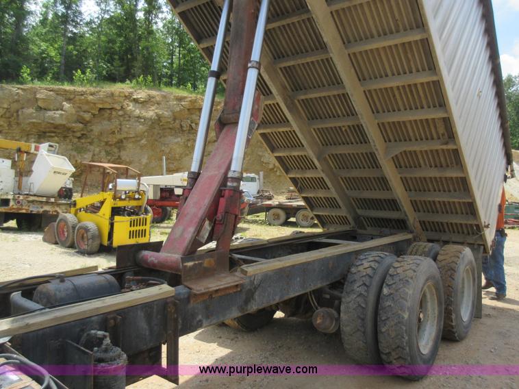 image for item L2782 1986 International S2300 grain truck