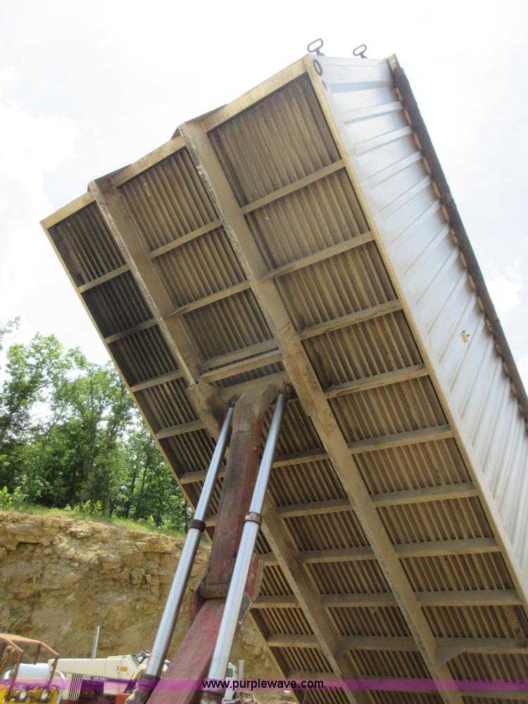 image for item L2782 1986 International S2300 grain truck