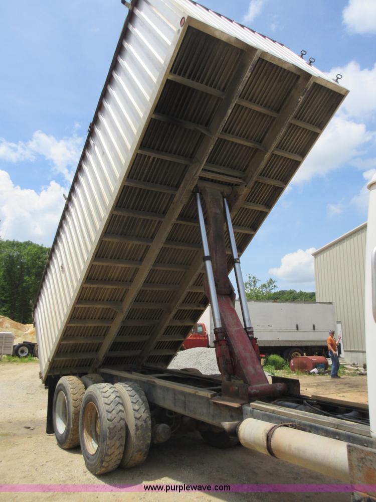 image for item L2782 1986 International S2300 grain truck