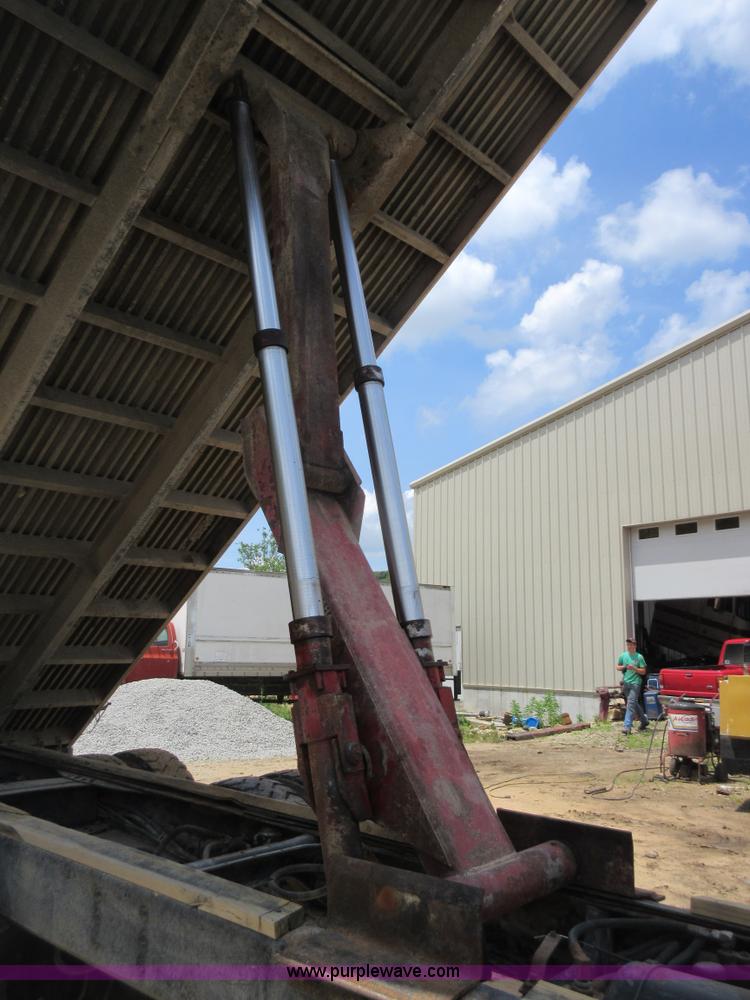 image for item L2782 1986 International S2300 grain truck