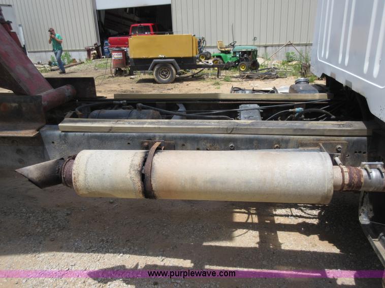 image for item L2782 1986 International S2300 grain truck