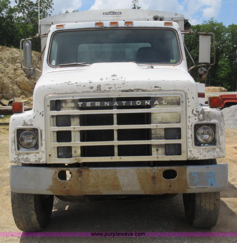 image for item L2782 1986 International S2300 grain truck