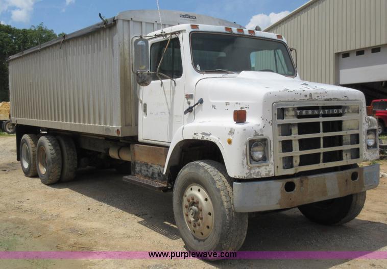 image for item L2782 1986 International S2300 grain truck