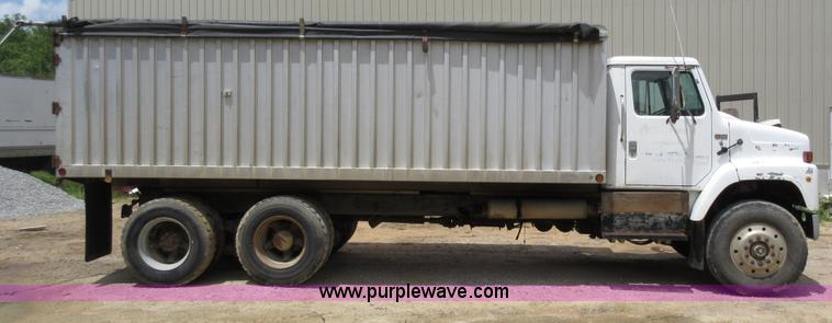 image for item L2782 1986 International S2300 grain truck
