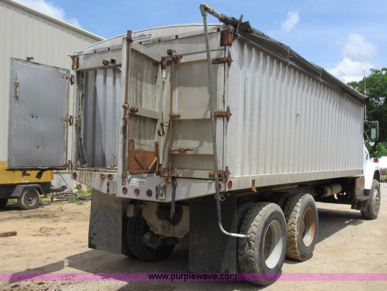 image for item L2782 1986 International S2300 grain truck