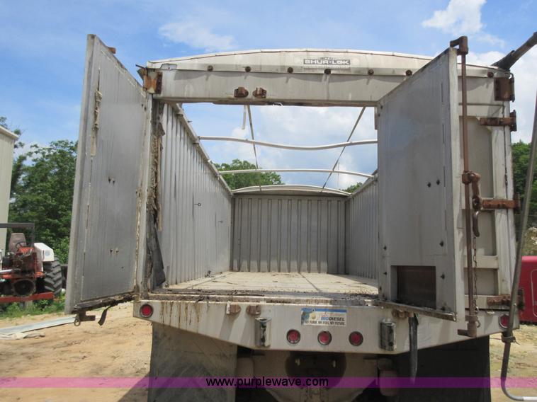 image for item L2782 1986 International S2300 grain truck