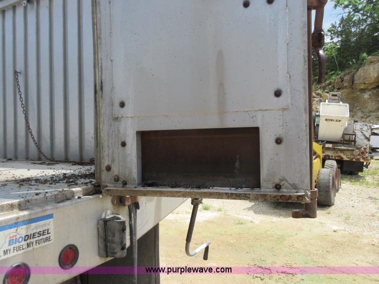 image for item L2782 1986 International S2300 grain truck