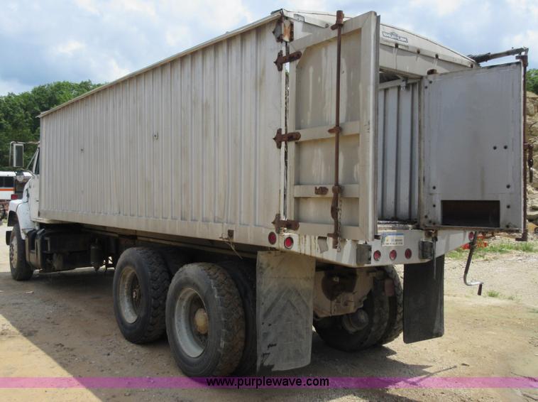 image for item L2782 1986 International S2300 grain truck