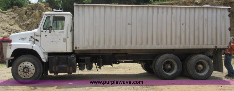 image for item L2782 1986 International S2300 grain truck