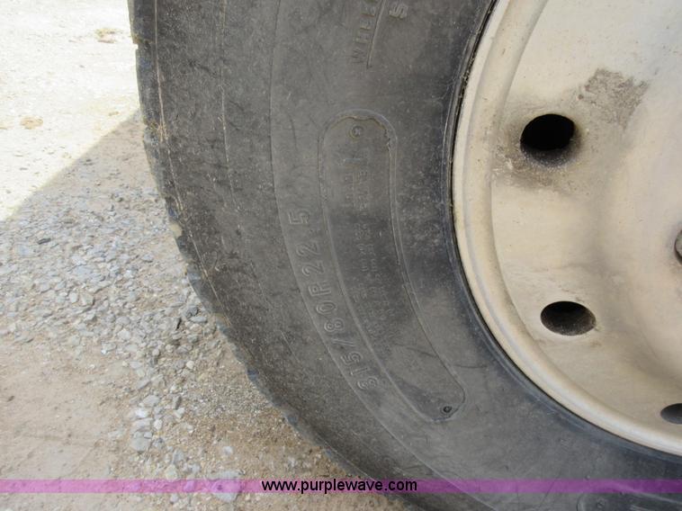 image for item L2782 1986 International S2300 grain truck