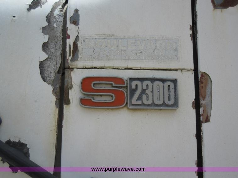 image for item L2782 1986 International S2300 grain truck