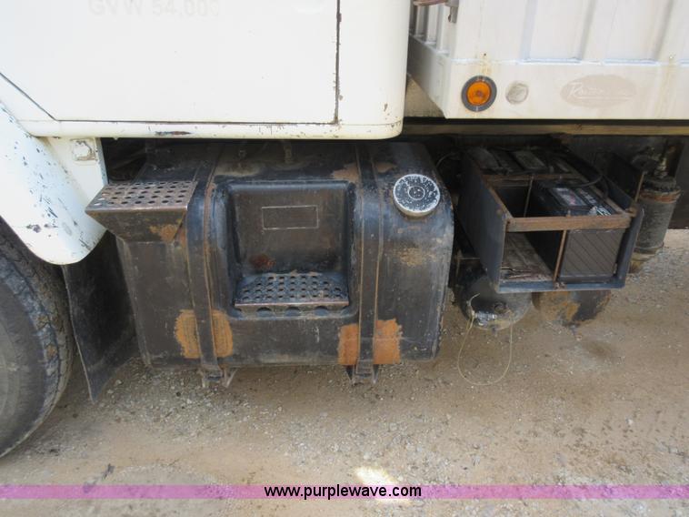 image for item L2782 1986 International S2300 grain truck