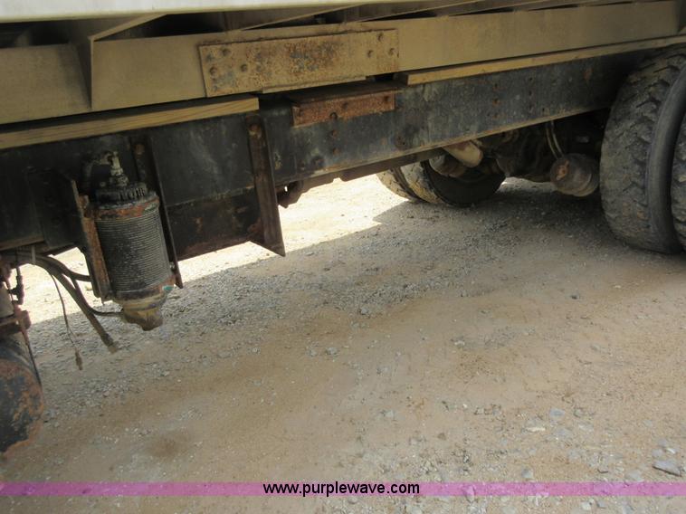 image for item L2782 1986 International S2300 grain truck