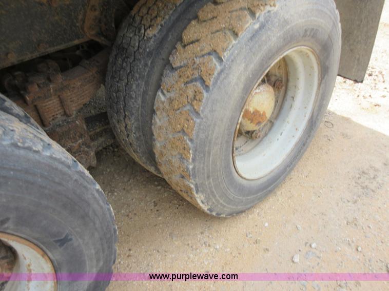 image for item L2782 1986 International S2300 grain truck