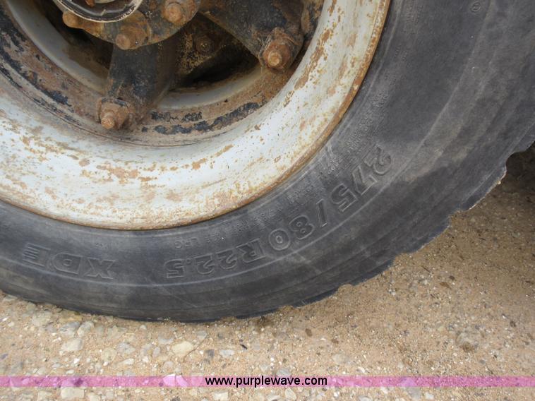 image for item L2782 1986 International S2300 grain truck