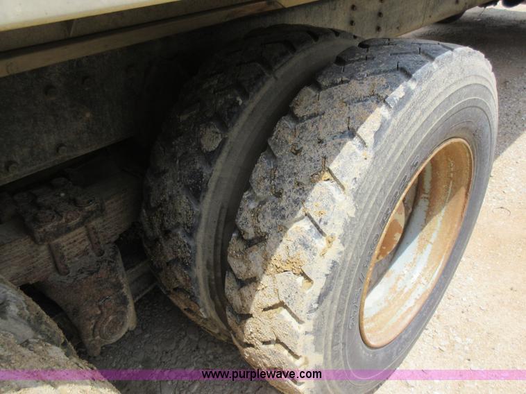 image for item L2782 1986 International S2300 grain truck