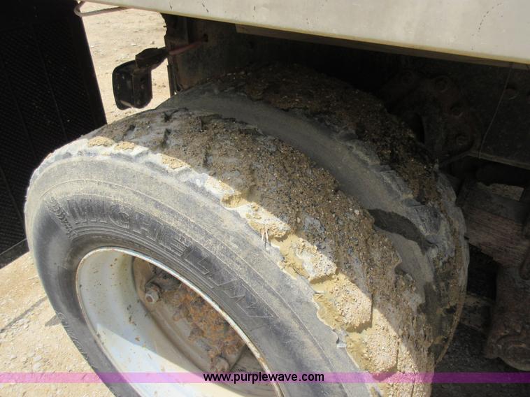 image for item L2782 1986 International S2300 grain truck