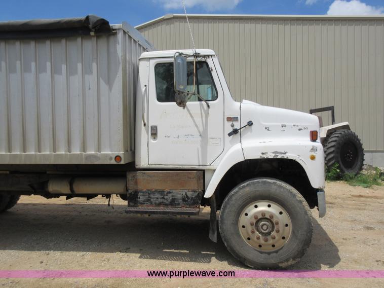 image for item L2782 1986 International S2300 grain truck