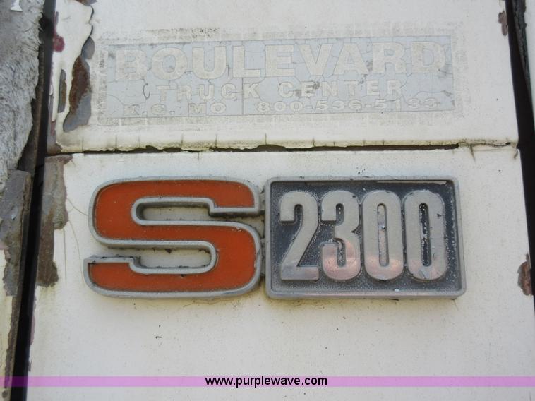 image for item L2782 1986 International S2300 grain truck