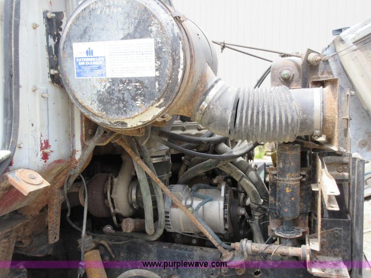 image for item L2782 1986 International S2300 grain truck