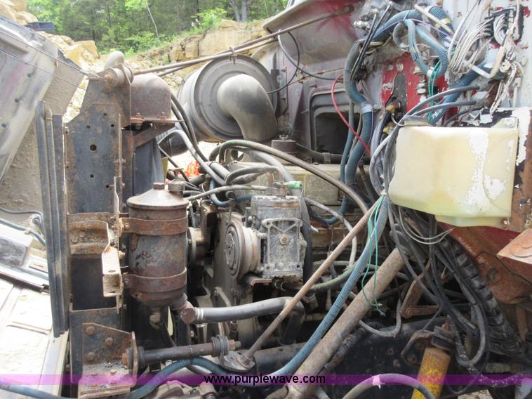 image for item L2782 1986 International S2300 grain truck