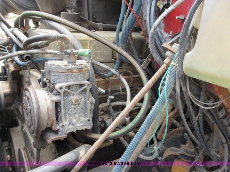 image for item L2782 1986 International S2300 grain truck