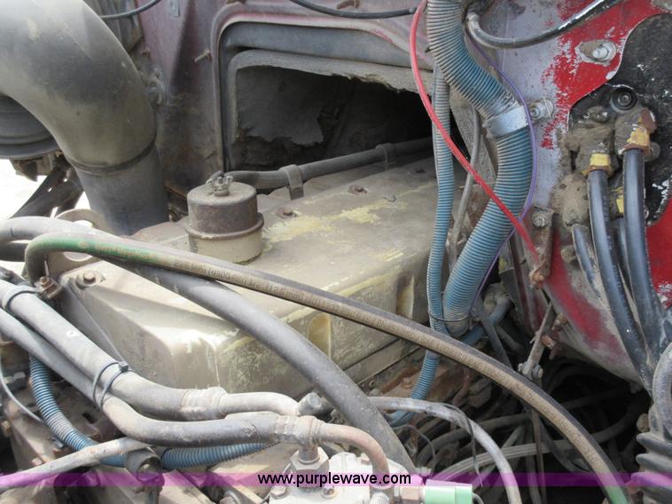 image for item L2782 1986 International S2300 grain truck