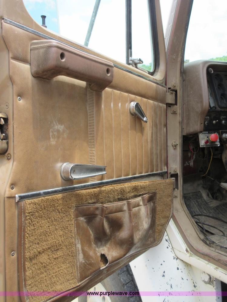 image for item L2782 1986 International S2300 grain truck