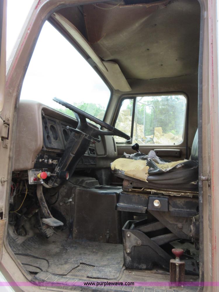 image for item L2782 1986 International S2300 grain truck