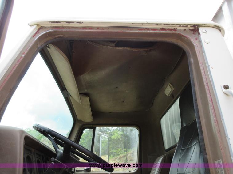 image for item L2782 1986 International S2300 grain truck