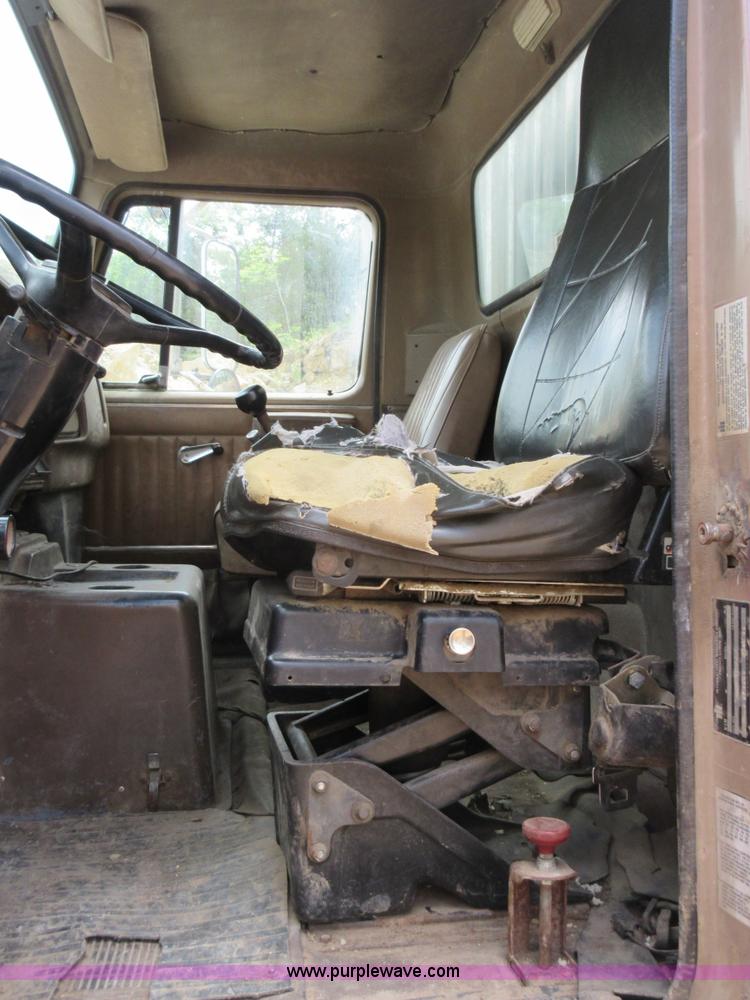 image for item L2782 1986 International S2300 grain truck