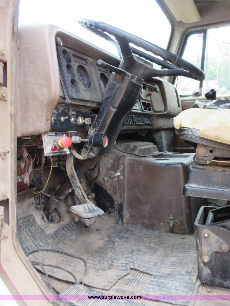 image for item L2782 1986 International S2300 grain truck