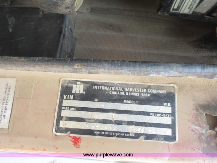 image for item L2782 1986 International S2300 grain truck