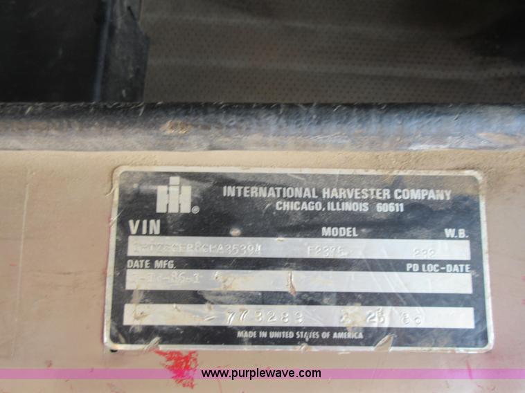 image for item L2782 1986 International S2300 grain truck