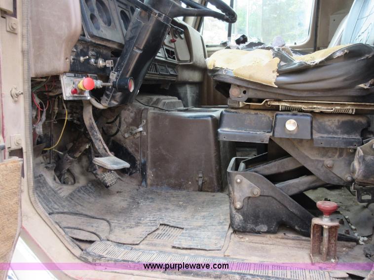 image for item L2782 1986 International S2300 grain truck