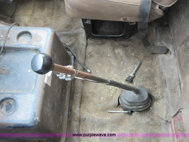 image for item L2782 1986 International S2300 grain truck