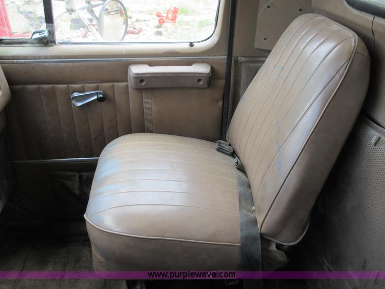 image for item L2782 1986 International S2300 grain truck