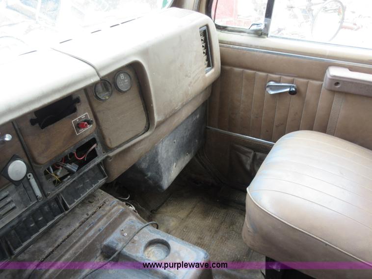 image for item L2782 1986 International S2300 grain truck