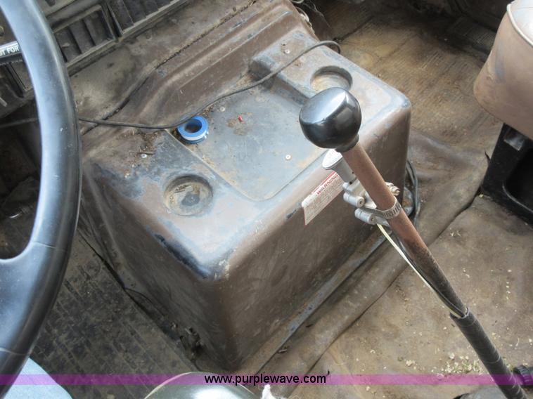 image for item L2782 1986 International S2300 grain truck