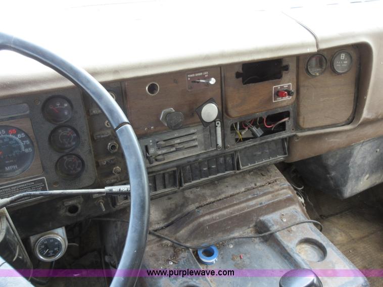 image for item L2782 1986 International S2300 grain truck