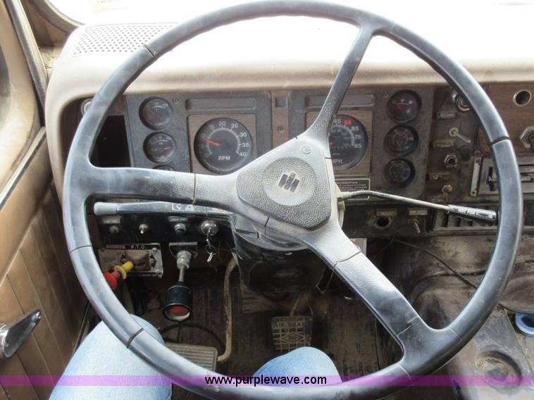 image for item L2782 1986 International S2300 grain truck