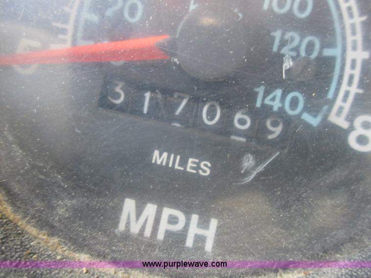 image for item L2782 1986 International S2300 grain truck