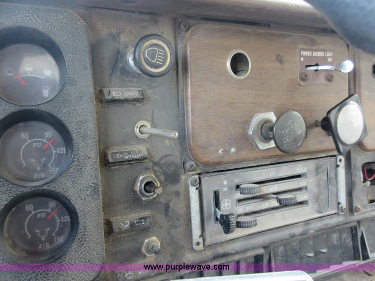 image for item L2782 1986 International S2300 grain truck